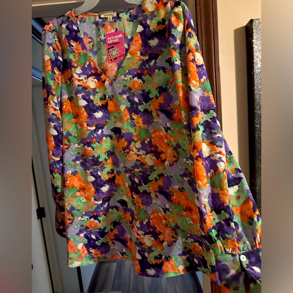 JODIFL smooth as silk vneck top
